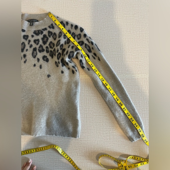 Saks Fifth Avenue 100% Cashmere Grey Leopard Print Sweater size S - Picture 10 of 10